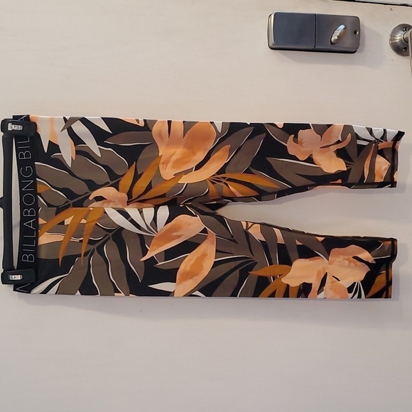 Billabong In Motion Tropical Crop Leggings M NWT - Picture 8 of 8